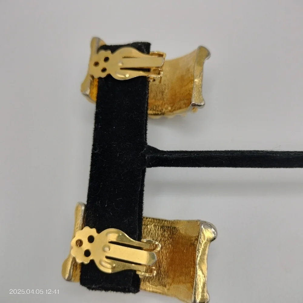 Women's Swirl Gold Tone and Black Enamel Clip On Earrings Luxury Formal Classic - Picture 7 of 11